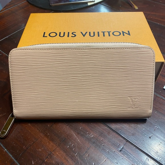 Louis Vuitton Beige zippy Wallet - Picture 1 of 15